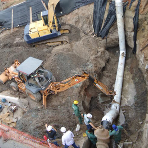 REMANEJAMENTO DE REDE DE DISTRIBUIÇÃO DE ÁGUA SOB A PONTE CIDADE JARDIM - São Paulo, SP - 2011