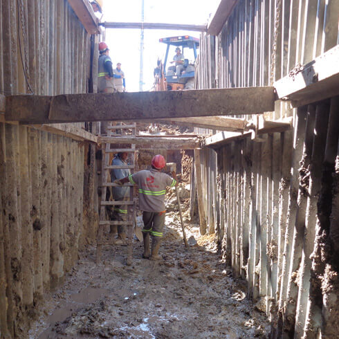 TRAVESSIA EM MÉTODO NÃO DESTRUTIVO NA RODOVIA REGIS BITTENCOURT PARA REDE PRIMÁRIA DE ÁGUA - Embu das Artes, SP - 2013